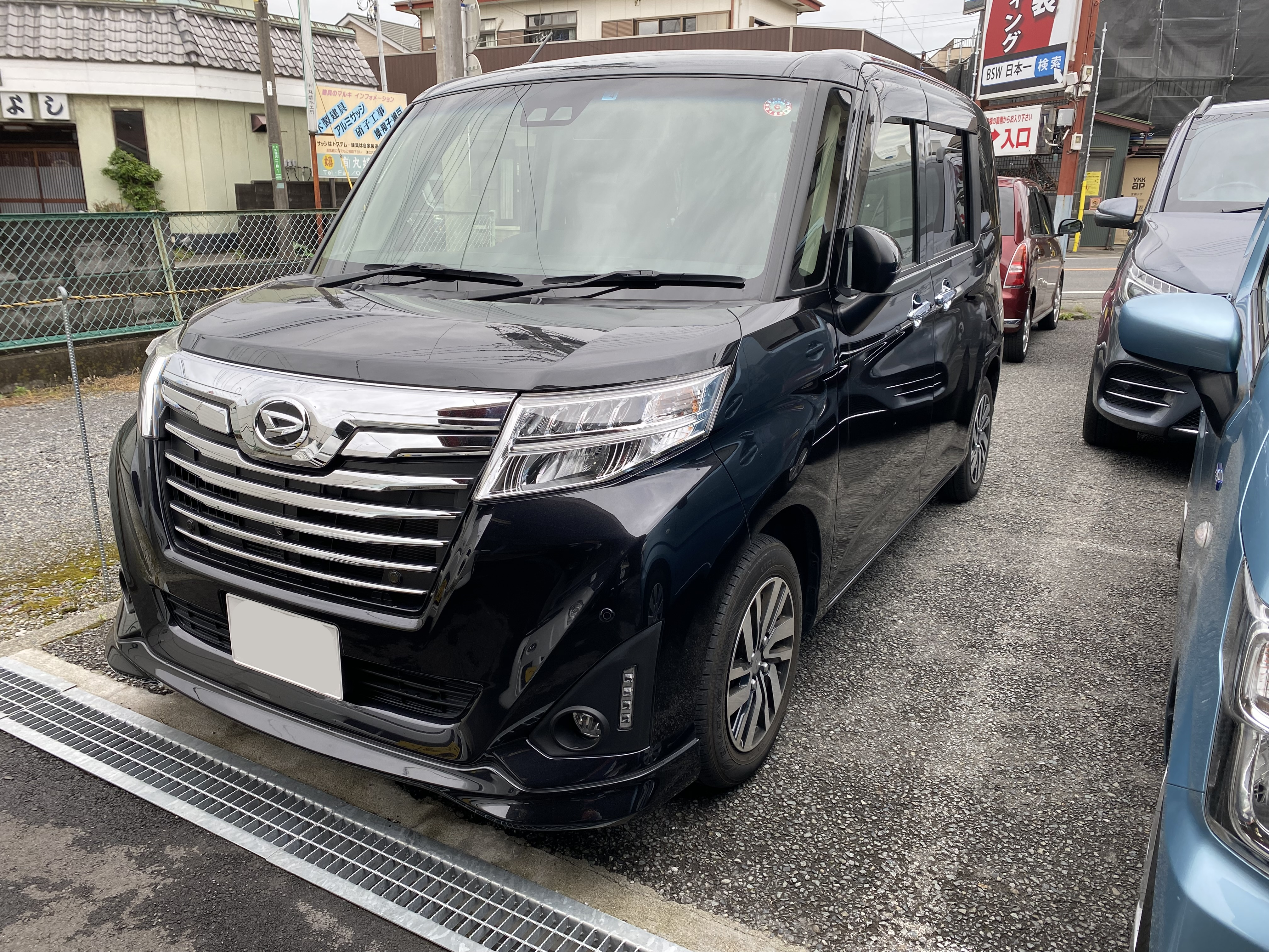 ダイハツ　トール　左フロントドア　板金　相模原市
