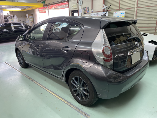 トヨタ　アクア　左リヤドア、クォーター　交換　保険修理