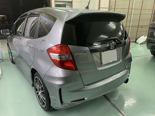 ホンダ　フィット　Rバンパー交換、左クォーター修理　平塚市