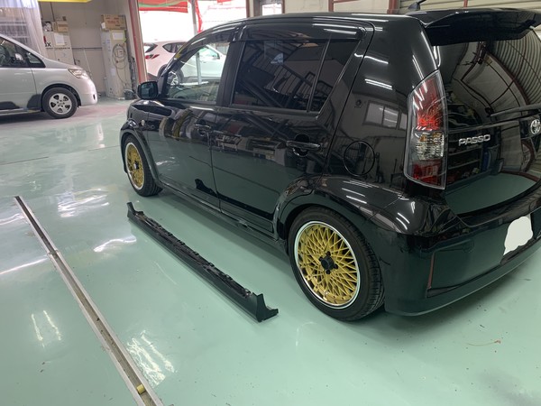 トヨタ　パッソ　左Rドア、ロッカーパネル板金、ロッカパネルカバー交換　相模原市