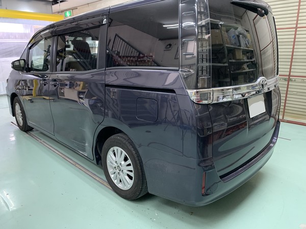 トヨタ　ヴォクシー　左スライドドア板金　小田原市