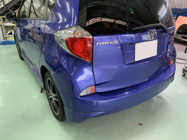 トヨタ　ラクティス　左クォーター、Ｒバンパー修理　相模原市