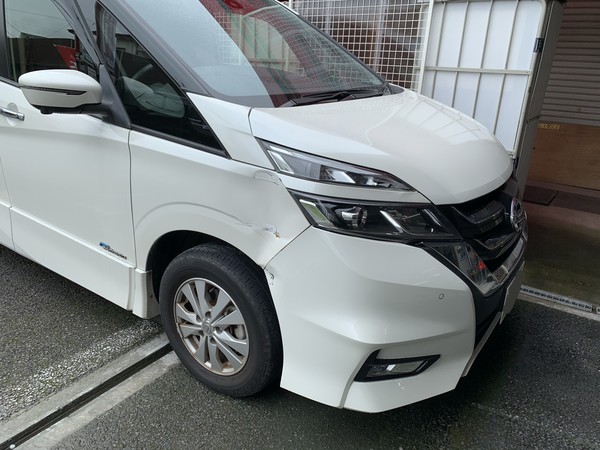 日産　セレナ　右Fフェンダー、Fバンパー交換　保険修理　相模原市