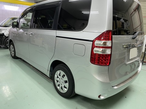 トヨタ　ノア　左スライドドア交換　左クォーターパネル板金　保険修理　日野市